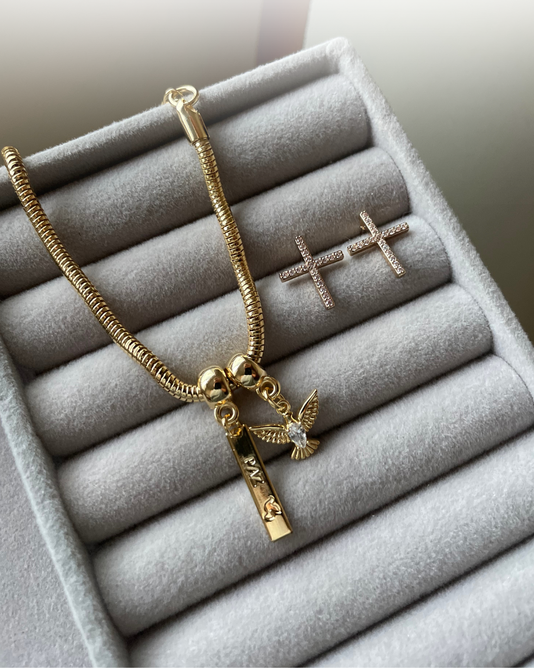 Kit Essencia da Fé Dourado - Pulseira Berloque Espirito Santo e Plaquinha Paz + Brinco Cruz