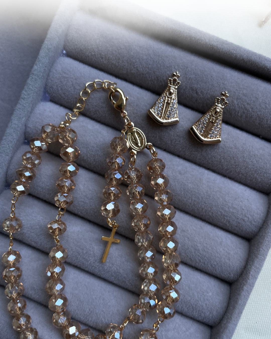 Kit Essencia da Fé Dourado - Pulseira Terço + Brinco Nossa Senhora Cravejado