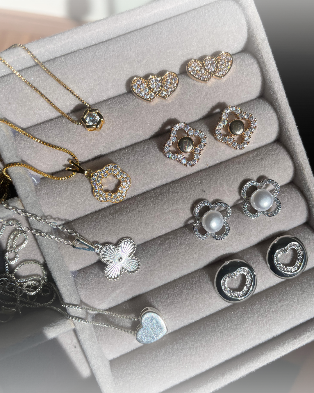 Kit Essencial Dourado - Colar Mini Flor + Brinco Coração Duplo