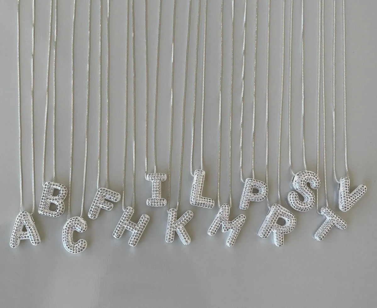 Colar Letra Cravejado Prata