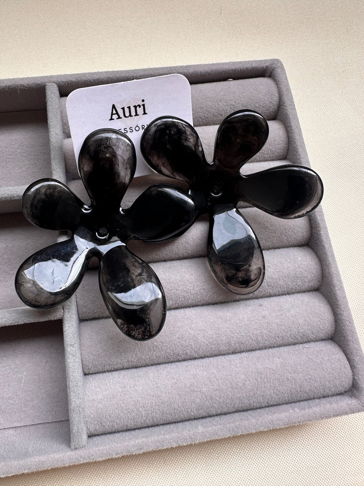 Brinco Flor Resinado Preto