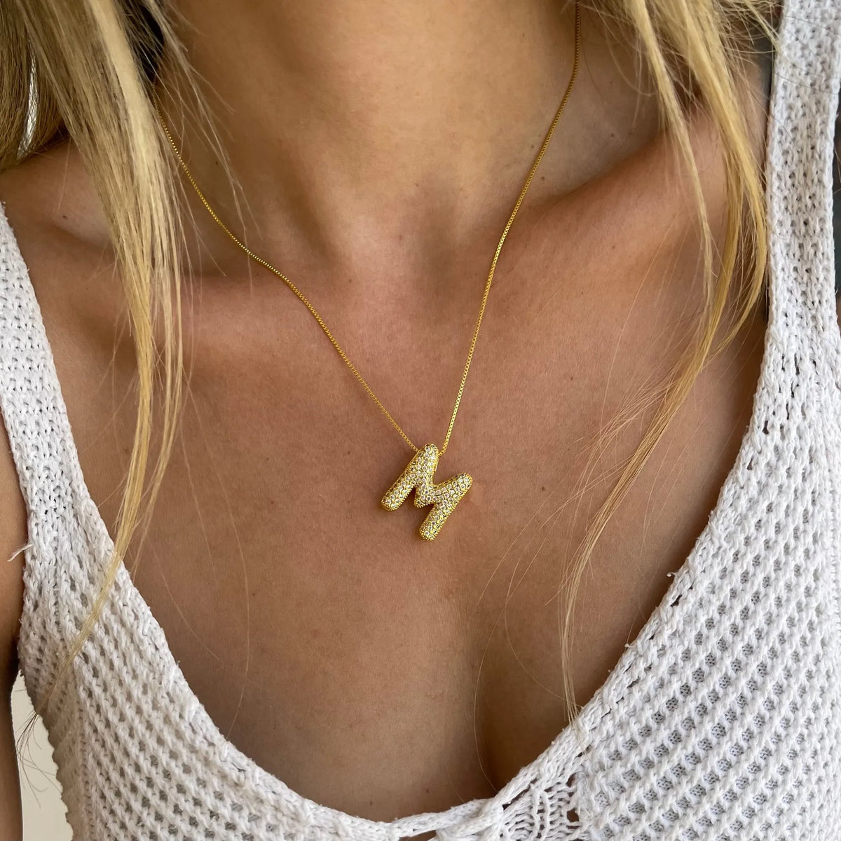 Colar Letra Cravejado Dourado