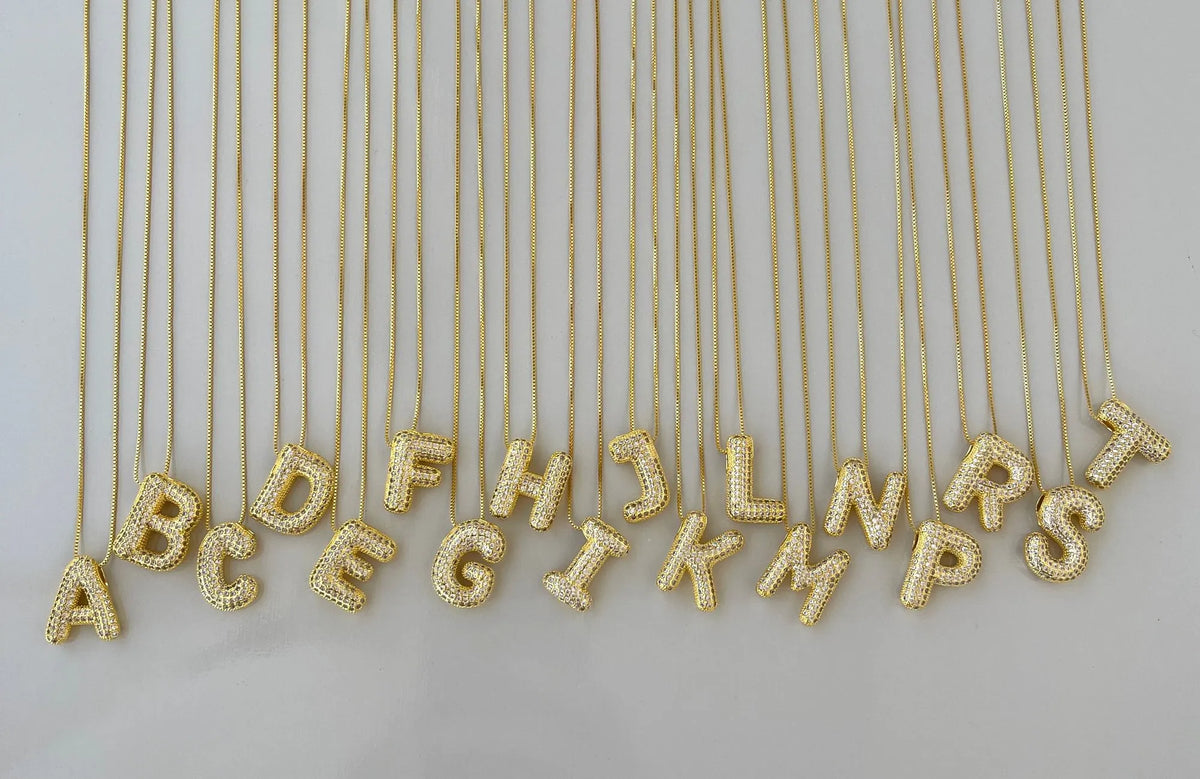 Colar Letra Cravejado Dourado