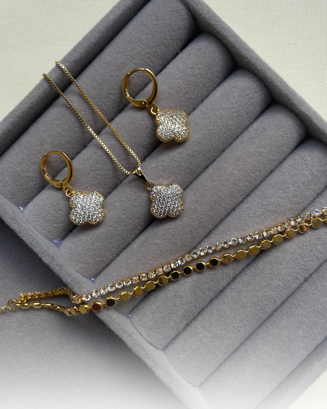 Kit Lumiére Dourado - Conjunto Colar + Argolinha Trevo V.C e Pulseira Dupla Riviera com Pontinhos