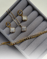 Kit Lumiére Dourado - Conjunto Colar + Argolinha Trevo V.C e Pulseira Dupla Riviera com Pontinhos