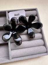 Brinco Flor Resinado Preto