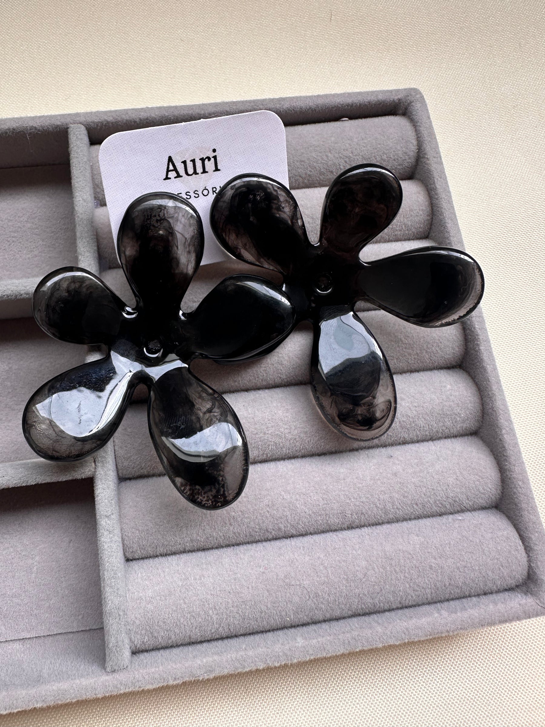 Brinco Flor Resinado Preto