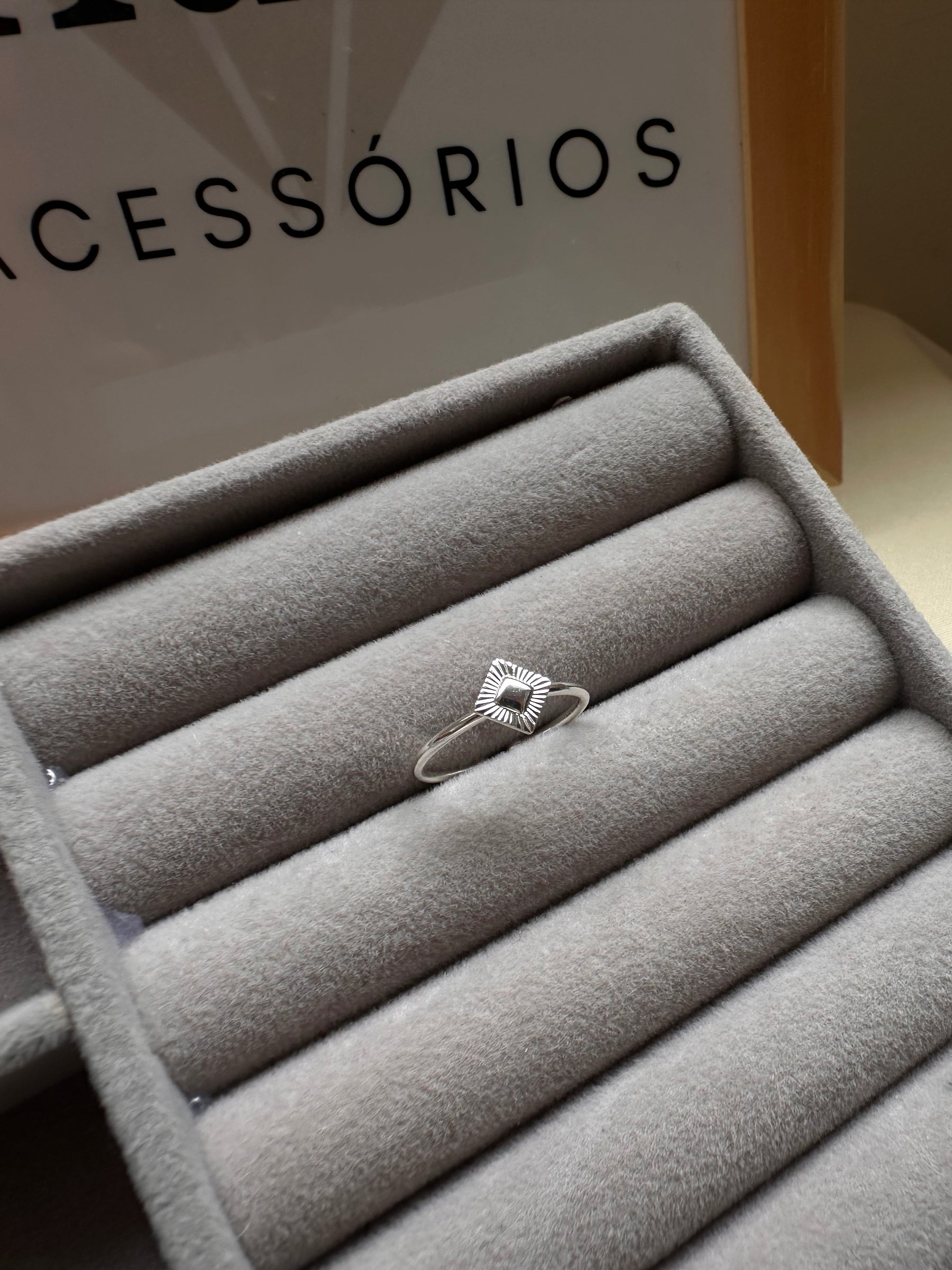 Anel Ajustável Triangulo Central Diamantado