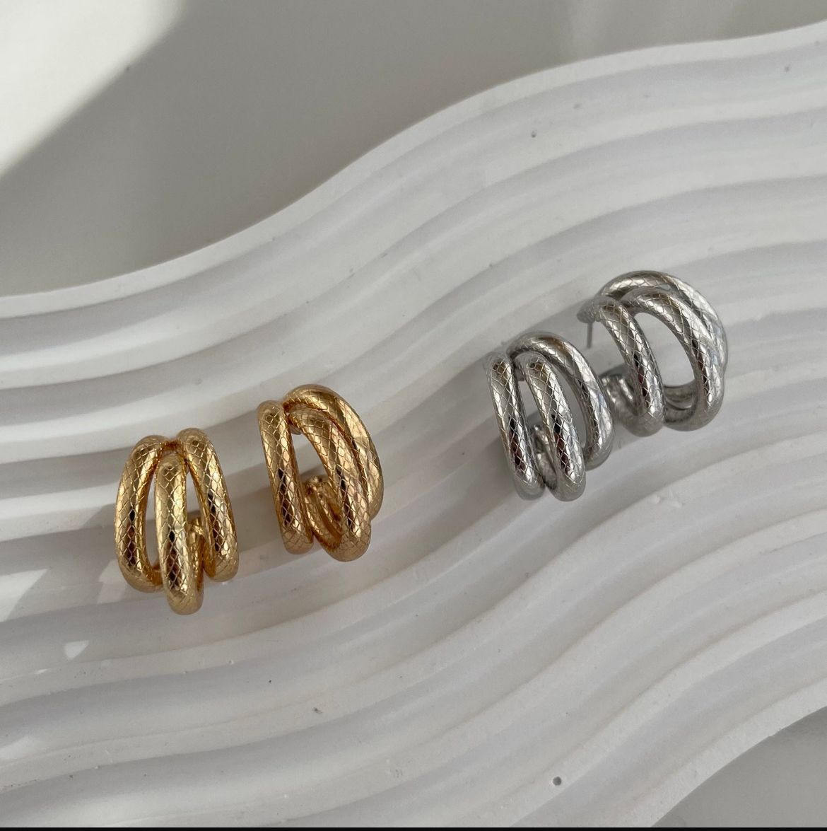 Argola Tripla Texturizada - Dourada