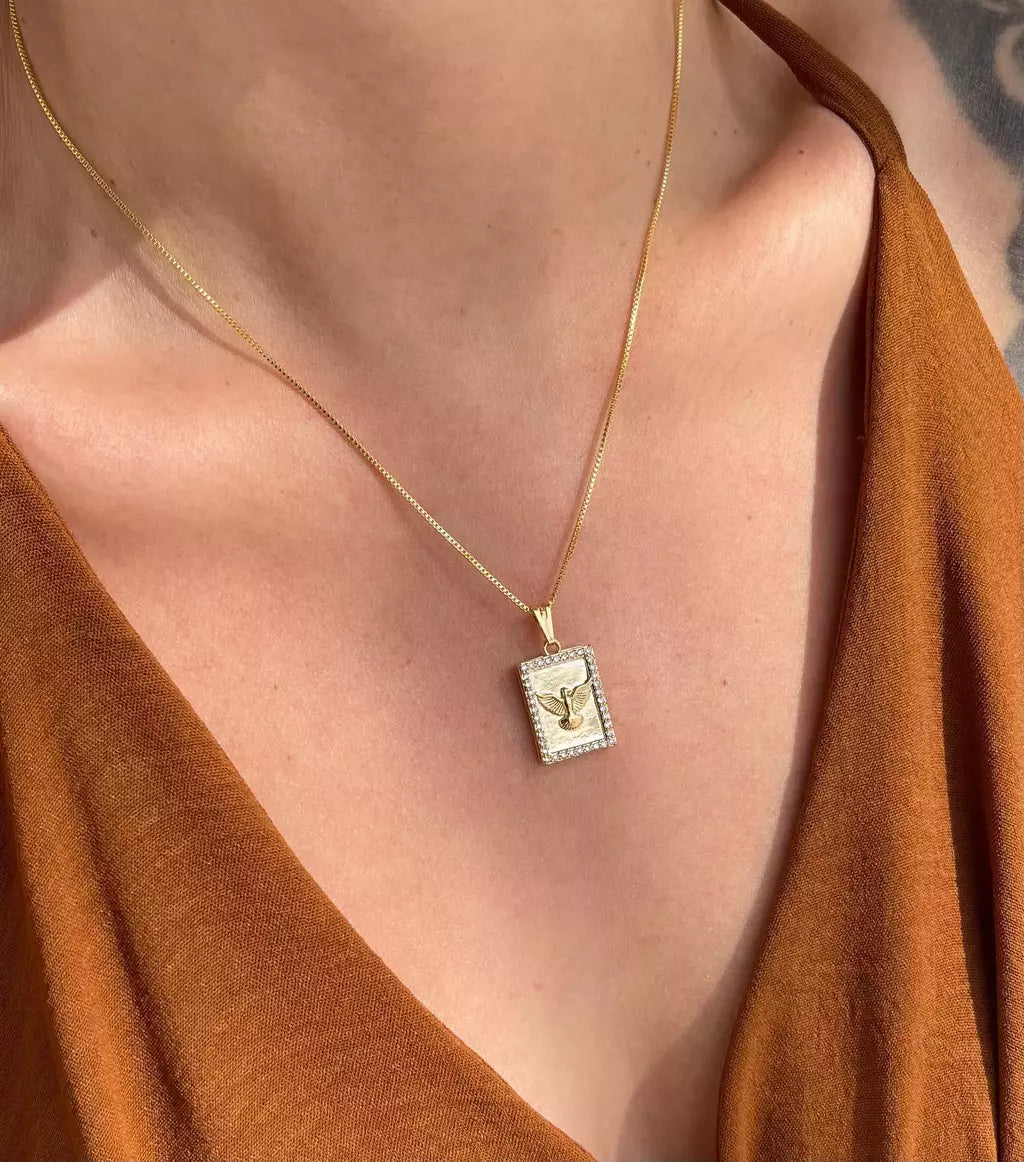 Colar Divino Quadrado Cravejado Dourado